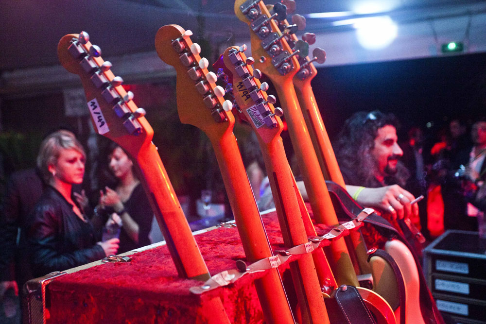 Les guitares des Wampas à la soirée punk de la Villa Schweppes le 22 mai 2012