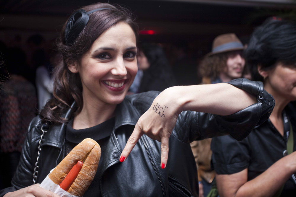 Elise Chassaing et son hot dog à la soirée Punk de la Villa Schweppes le 22 mai 2012