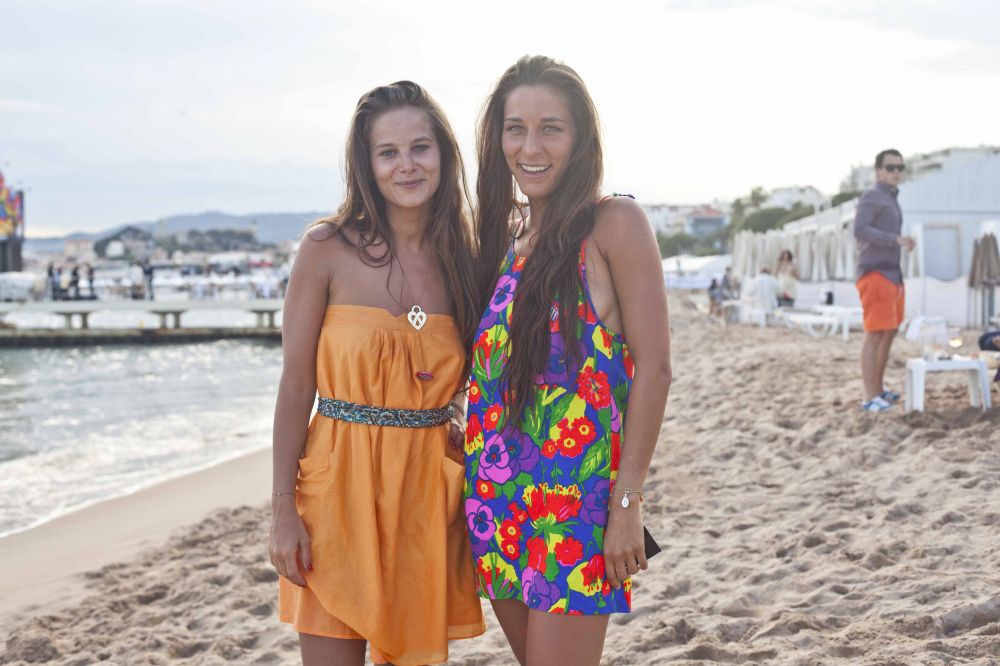 Raphaëlle et Johana, les plus stylées de la soirée du 23 mai sur la Villa Schweppes à Cannes