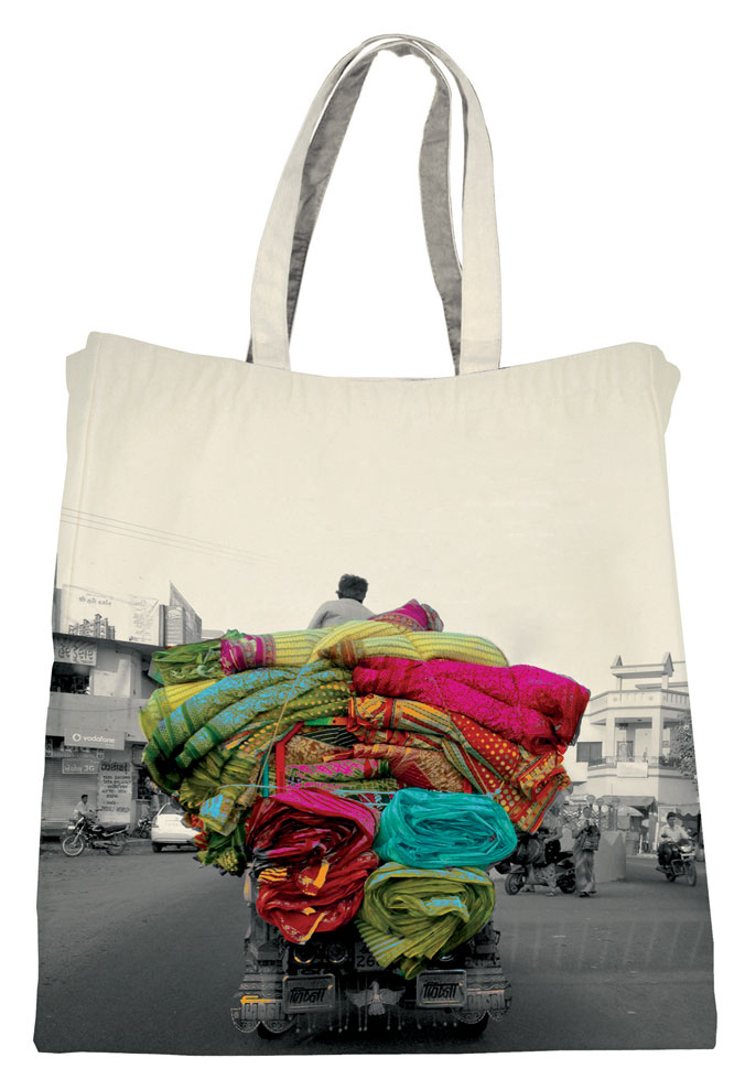 Le must du sac en toile > Le Charity bag de Fragonard, dont l'achat contribue à aider un orphelinat de jeunes filles à New Delhi.
www.fragonard.fr