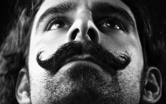 Avec la fondation Movember, les hommes rasent leur moustache pour récolter des dons pour la recherche contre les maladies masculines