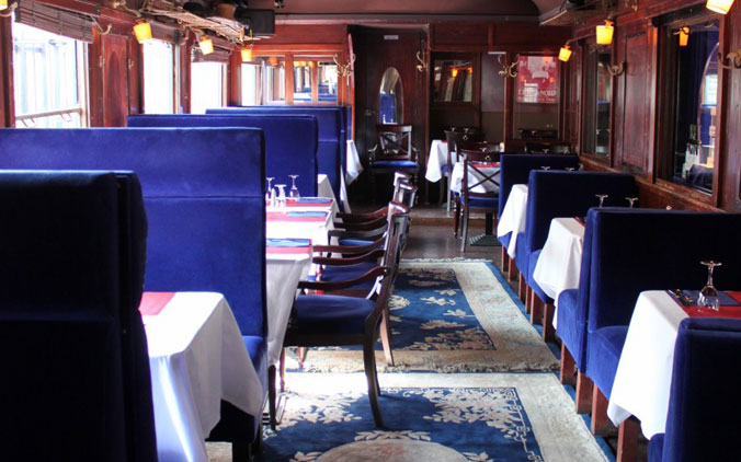 La grande salle du Wagon Bleu décorée comme un wagon de l'Orient Express !