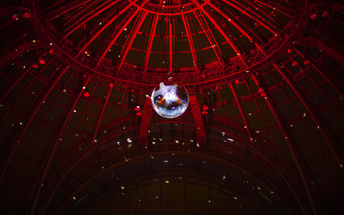 La boule à facettes de la "Get Together on Ice" au Grand Palais des Glaces le 14 décembre 2012