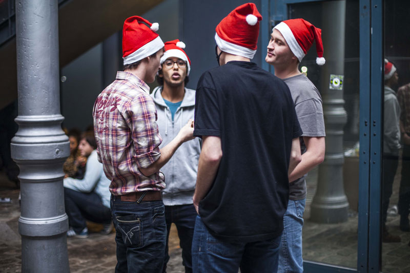 Les quatre Père Noël prenant l'air au Soulwaxmas le 15 décembre à la Grande Halle de la Villette