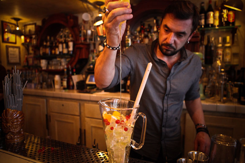 Un des barmen de l'Eclair, réalisant un cocktail à partager, spécialité de la maison.