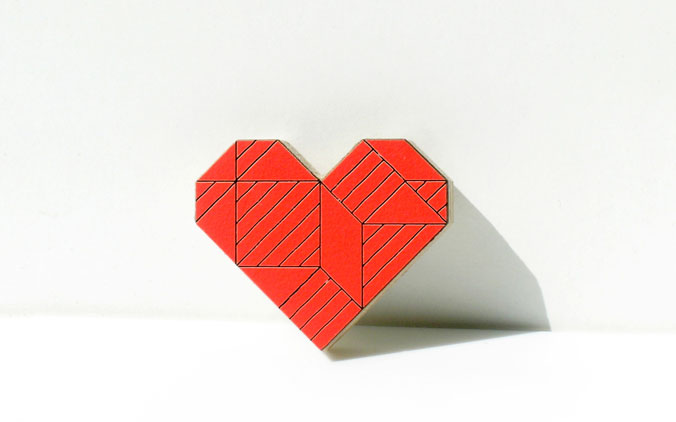 Corazón TANGRAM by Adriana Díaz et Ana María, une petite broche en forme de coeur aux formes géométriques tout en bois. 16 €
Pour qui: Votre copine un peu geek.