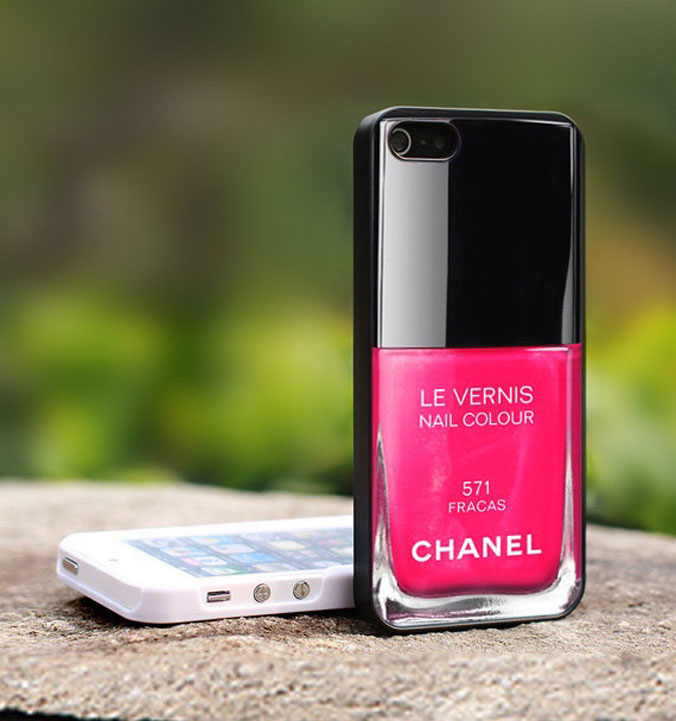 Coque d'Iphone Chanel. Une coque pour Iphone en forme du vernis Nail Color Finish, Etsy, 11,50€
 Pour qui : Votre copine modeuse