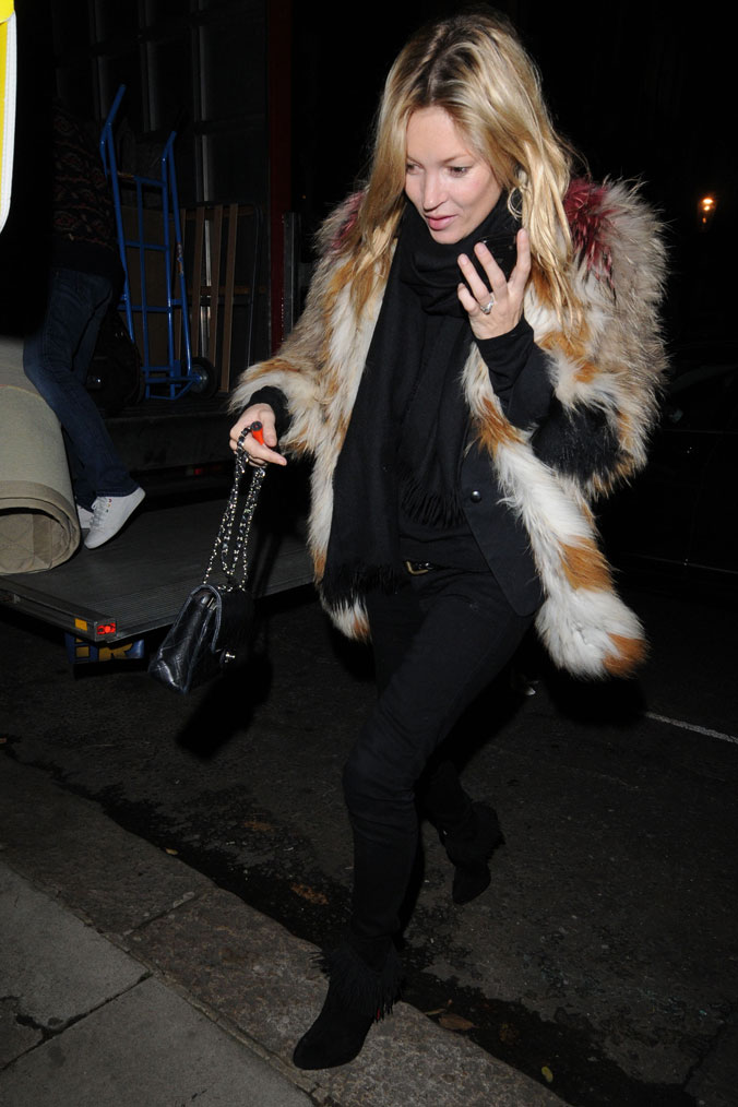 La veste en fausse fourrure version chic la nuit comme Kate Moss