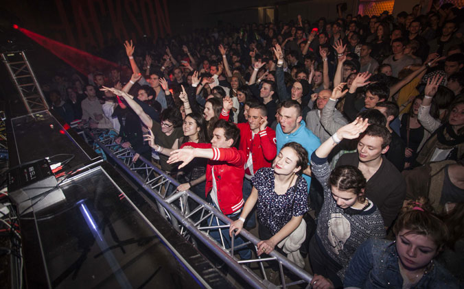 Le public fou à la Release Party de Kavinsky le 22 février