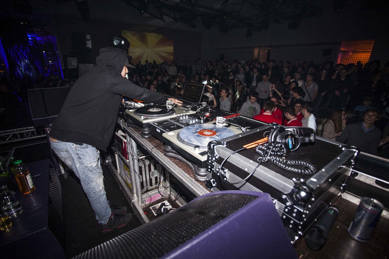 De nombreux DJs aux platines pour chauffer la salle à la Release Party de Kavinsky !