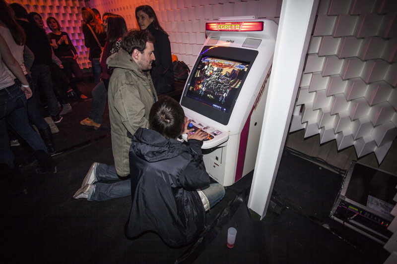 Des jeux d'arcade à la Release Party de Kavinsky