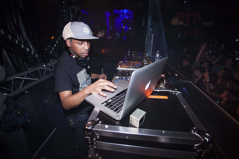 Un DJ en pleine concentration