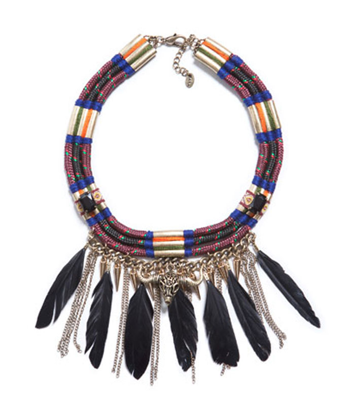 Collier cordes et plumes avec appliques, Zara, 22,95€