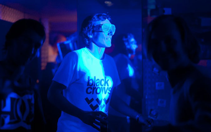 Un clubbeur vêtu du tee-shirt officiel du Black Weekend