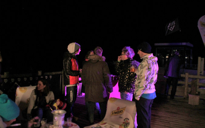 Les festivaliers sirotant des cocktails sur la terrasse de la Bergerie