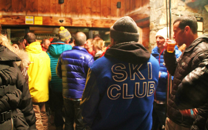 Le fameux blouson Ski Ckub porté par un festivalier