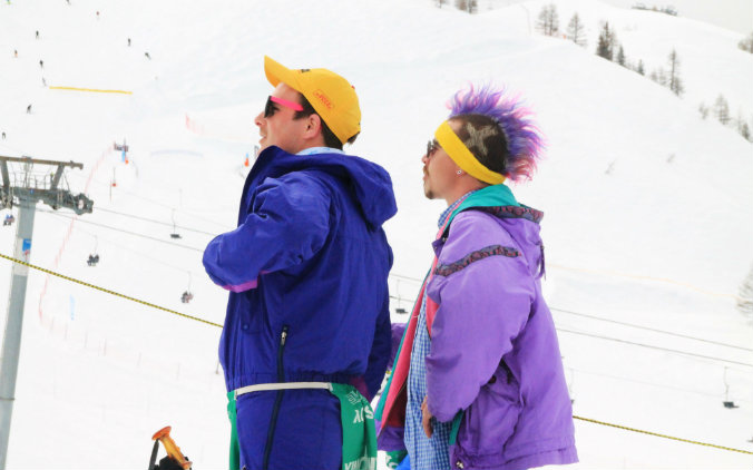 Des skieurs déguisés attendent le saut