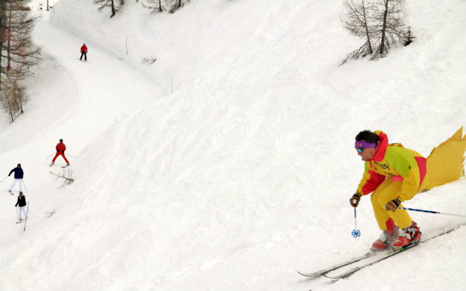 Un skieur en plein saut au Hot Dog Day