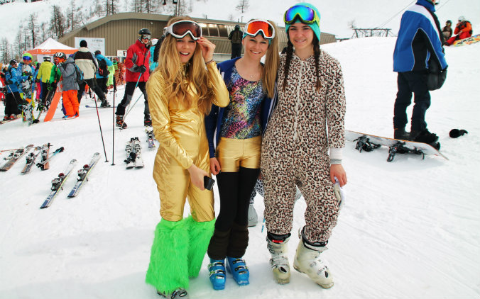 Des skieuses bien lookées au Hot Dog Day