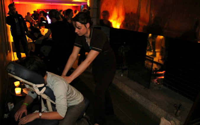 Des masseuses nous offraient des massages gratuits à la Pool Party de l'Hôtel des Aiglons !