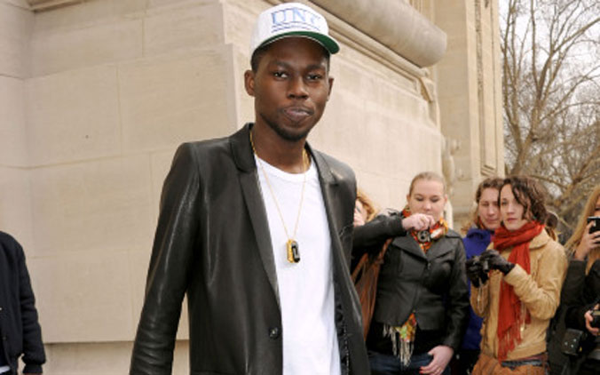 Theophilus London parfaitement dans la tendance avec sa veste blazer tout en cuir et son look noir et blanc arrivant au Grand Palais pour le défilé Chanel.