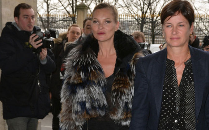 Kate Moss à l'Hôtel Meurice après le défilé Louis Vuitton dans un manteau de fourrure très tendance.