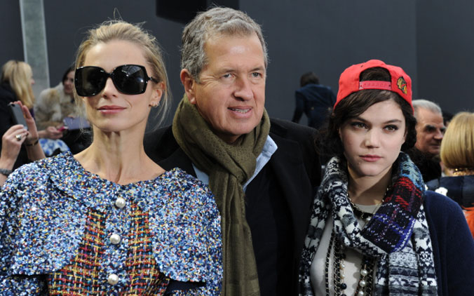 En marge du défilé Chanel on a vu Laura Bailey, Mario Testino et Soko prendre la pose.