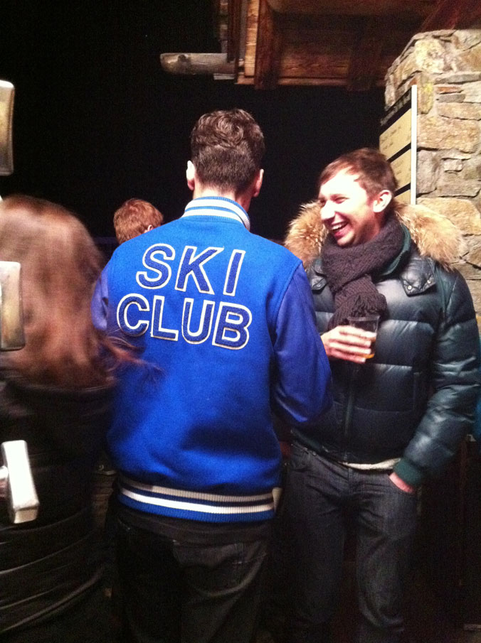 La fameuse veste Colette ski Club portée par Camille Jaccoux, le programmateur du Black Weekend. On l'a aussi vue sur le dos de Cédric Couvez !