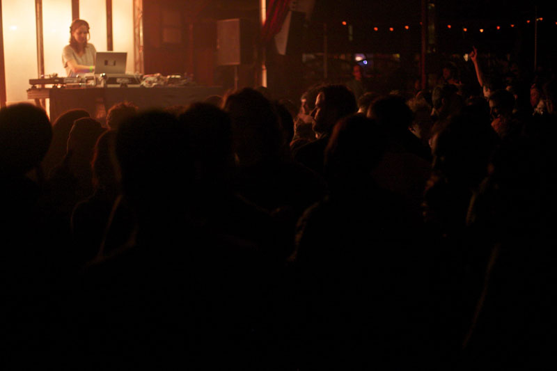 La DJ Chloé pendant la soirée Mercredi Production le 6 avril au Cabaret Sauvage