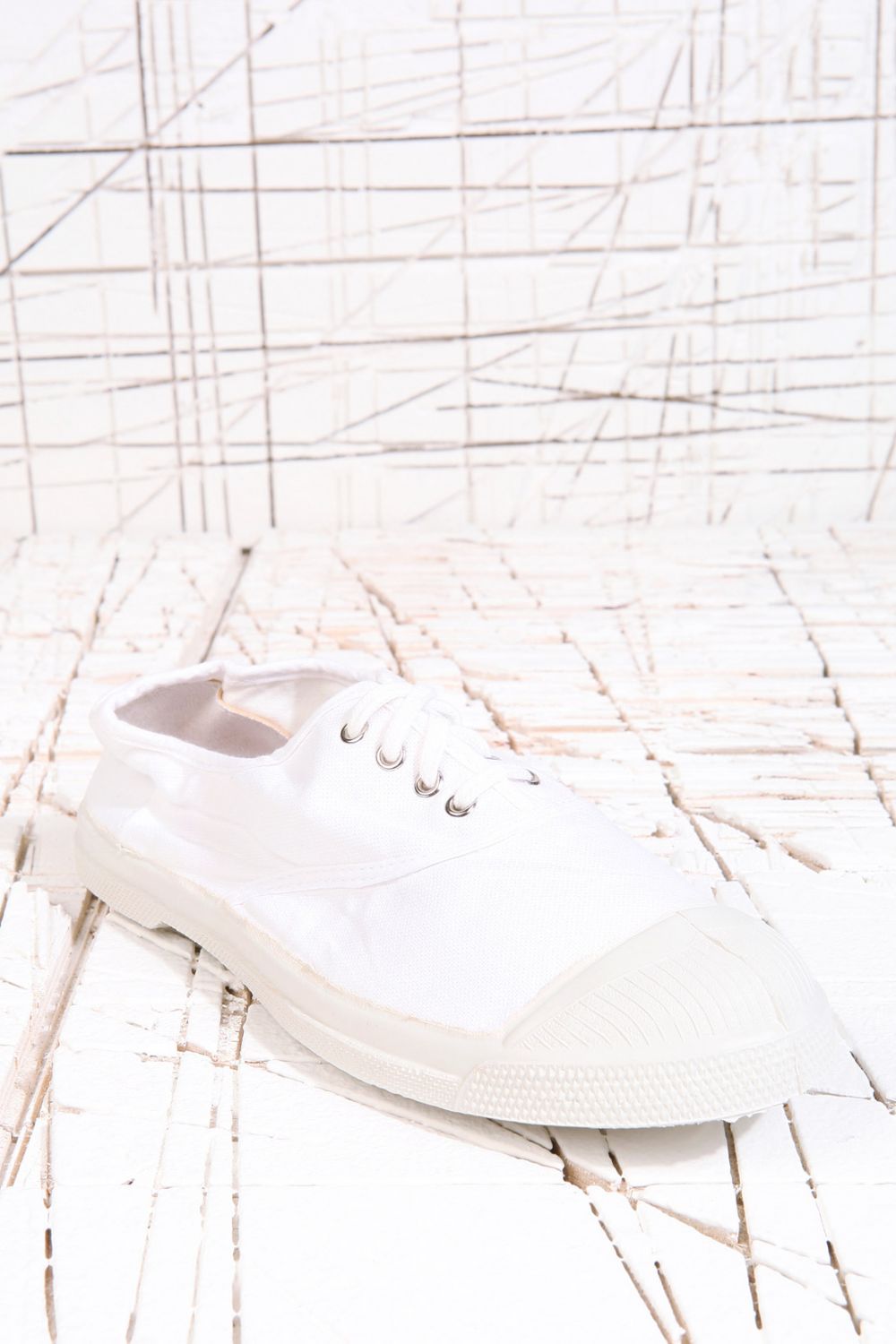 Les chaussures Bensimon, cultes, disponibles dans de nombreuses couleurs sur le site d'Urban Outfitters à 39€