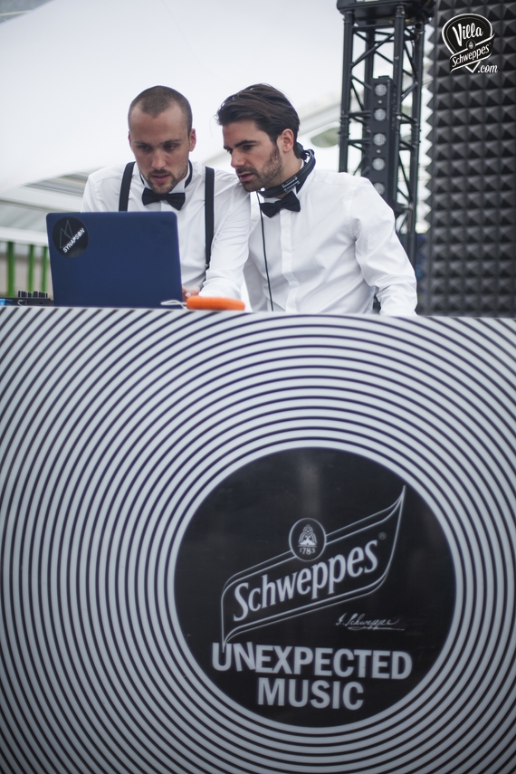 Le duo Synapson, chic pendant leur DJ Set à la Villa Schweppes