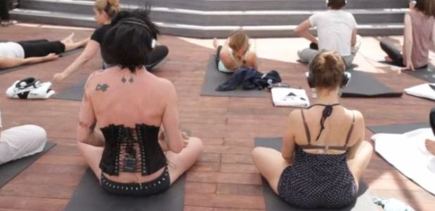 Nicolas Ullmann fait du yoga déguisé en Marilyn Manson - la vidéo