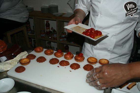 Le chef en action jeudi 6 juin lors de l'inauguration de la pâtisserie éphémère La Tomate sur le Gâteau