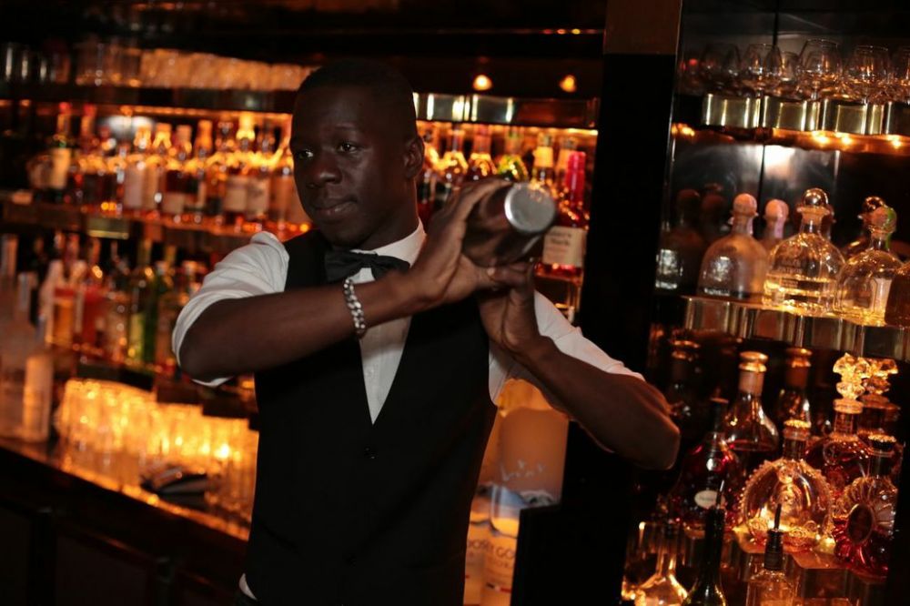 Papou, le barman du Magnifique, lors de la soirée Pompadour jeudi 6 juin