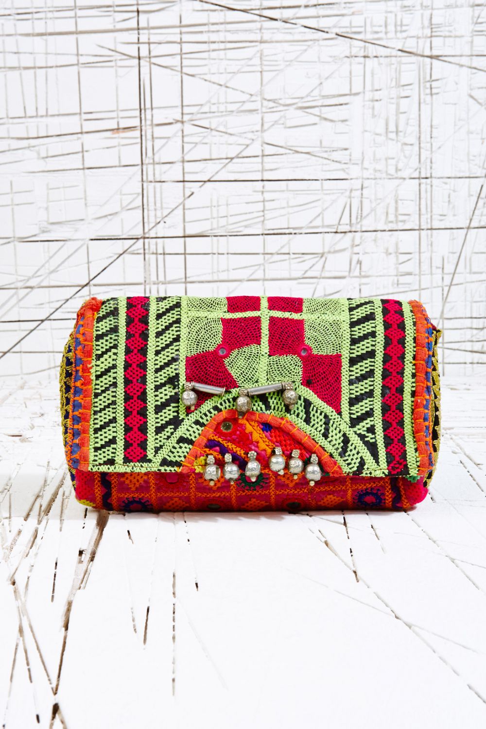 Pochette à ornement style indien, Urban Outfitters, 49,00 €