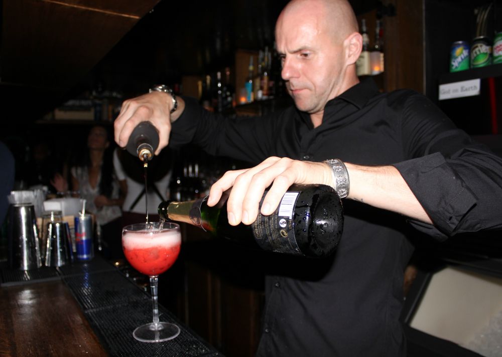 Boris, le barman du Baron, en pleine préparation du cocktail Le Baron