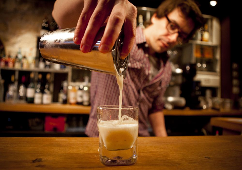 Nico, le barman, prépare cocktail au bar Le Cabinet de sa Majesté