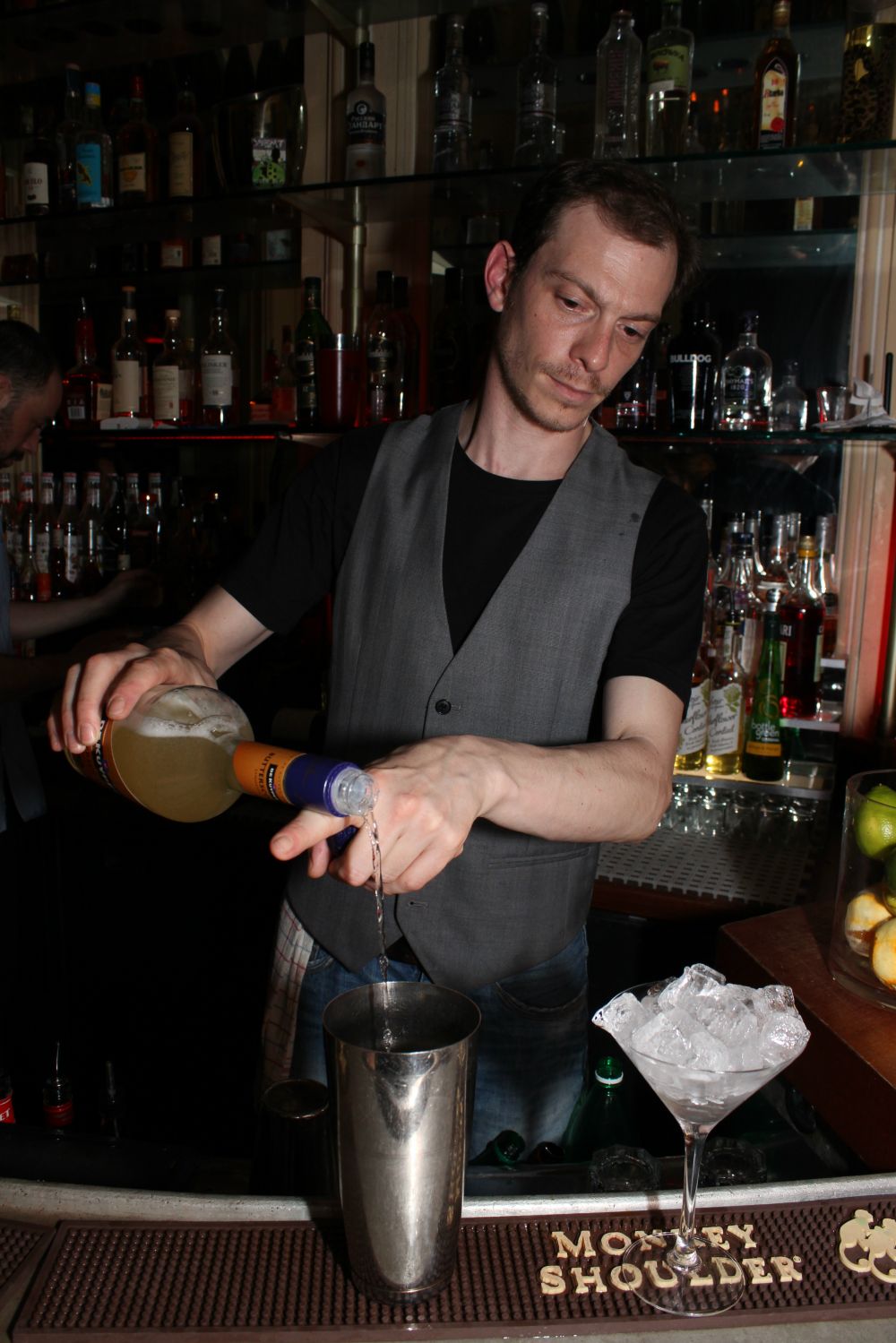 Olivier le barman du Carmen en pleine préparation du Lemon Nais