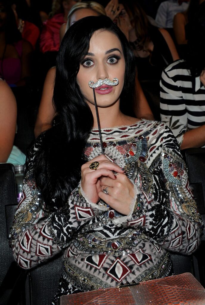 La moustache, ça va même à Katy Perry