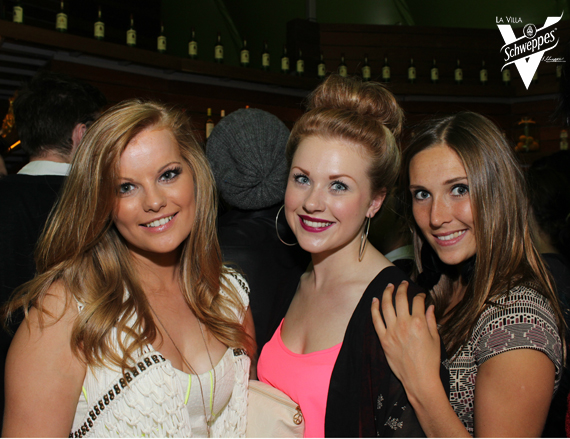 Ces trois filles ont attendu longtemps au bar du Wanderlust !