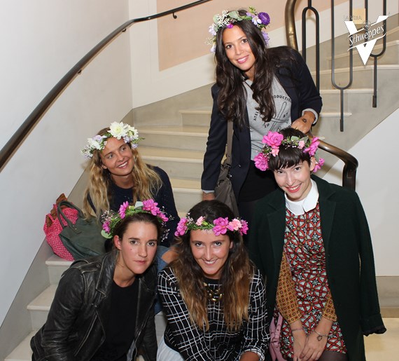 Pose photo pour Clara Cornet et ses amis, toutes parées d'une couronne de fleurs
