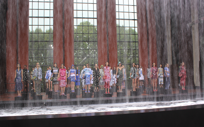 Les mannequins du défilé Kenzo devant le mur de la cascade