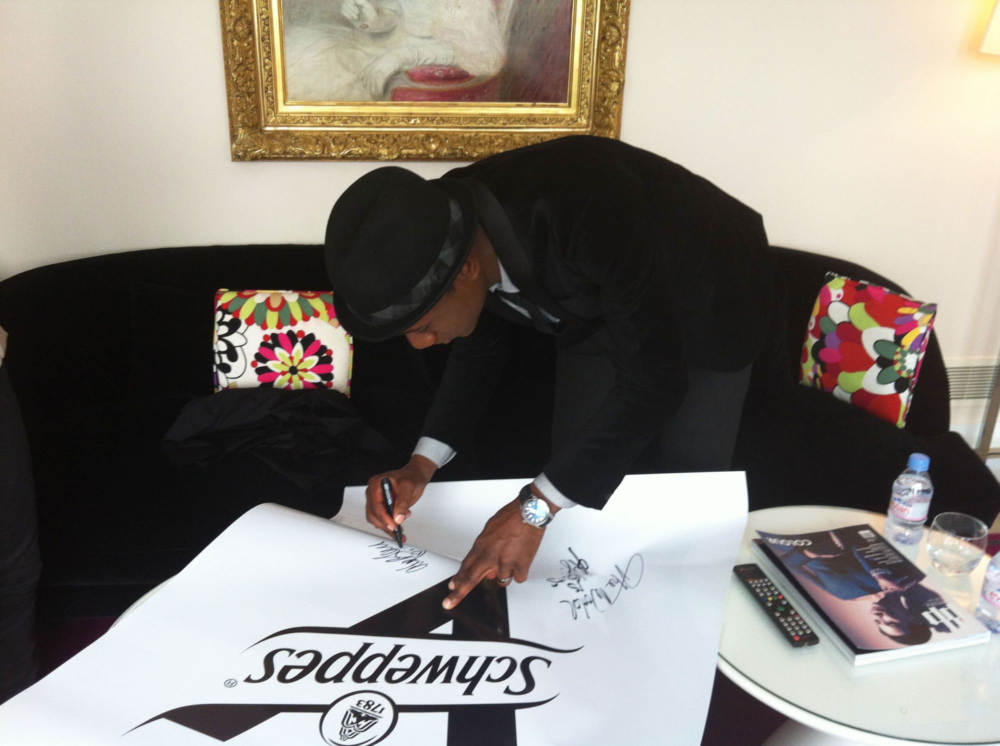Aloe Blacc signe le poster Schweppes