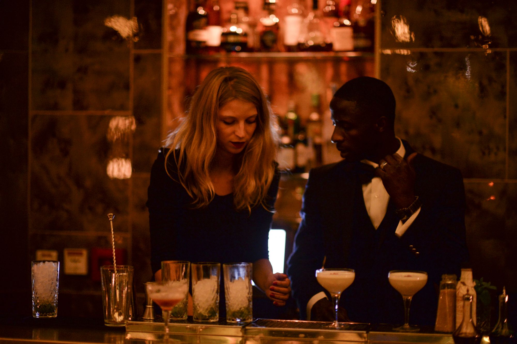 Les barmen du Café Français en pleine préparation de cocktails