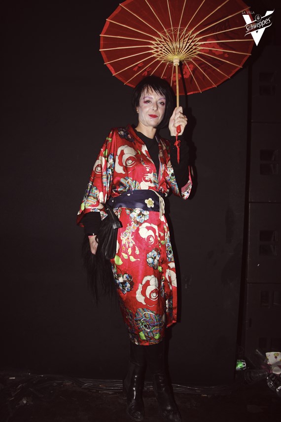 Une geisha et son ombrelle