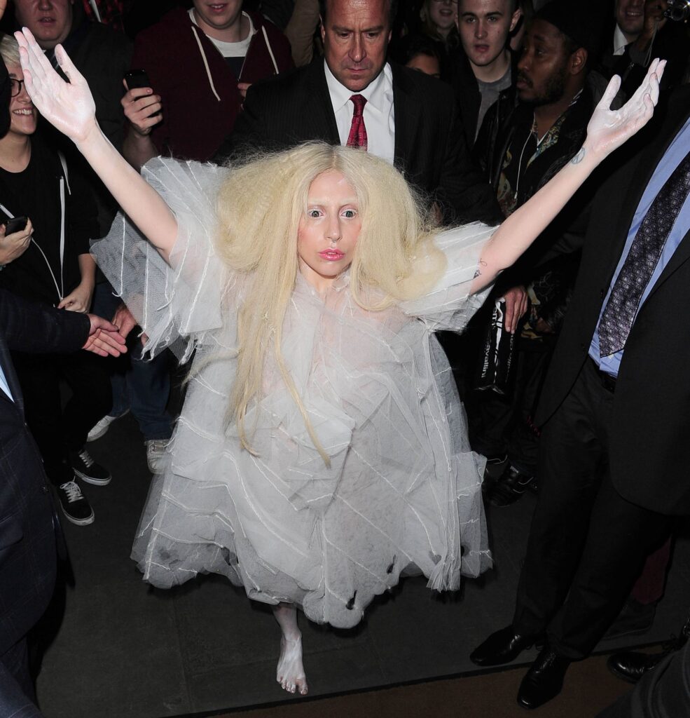 Lady Gaga perchée