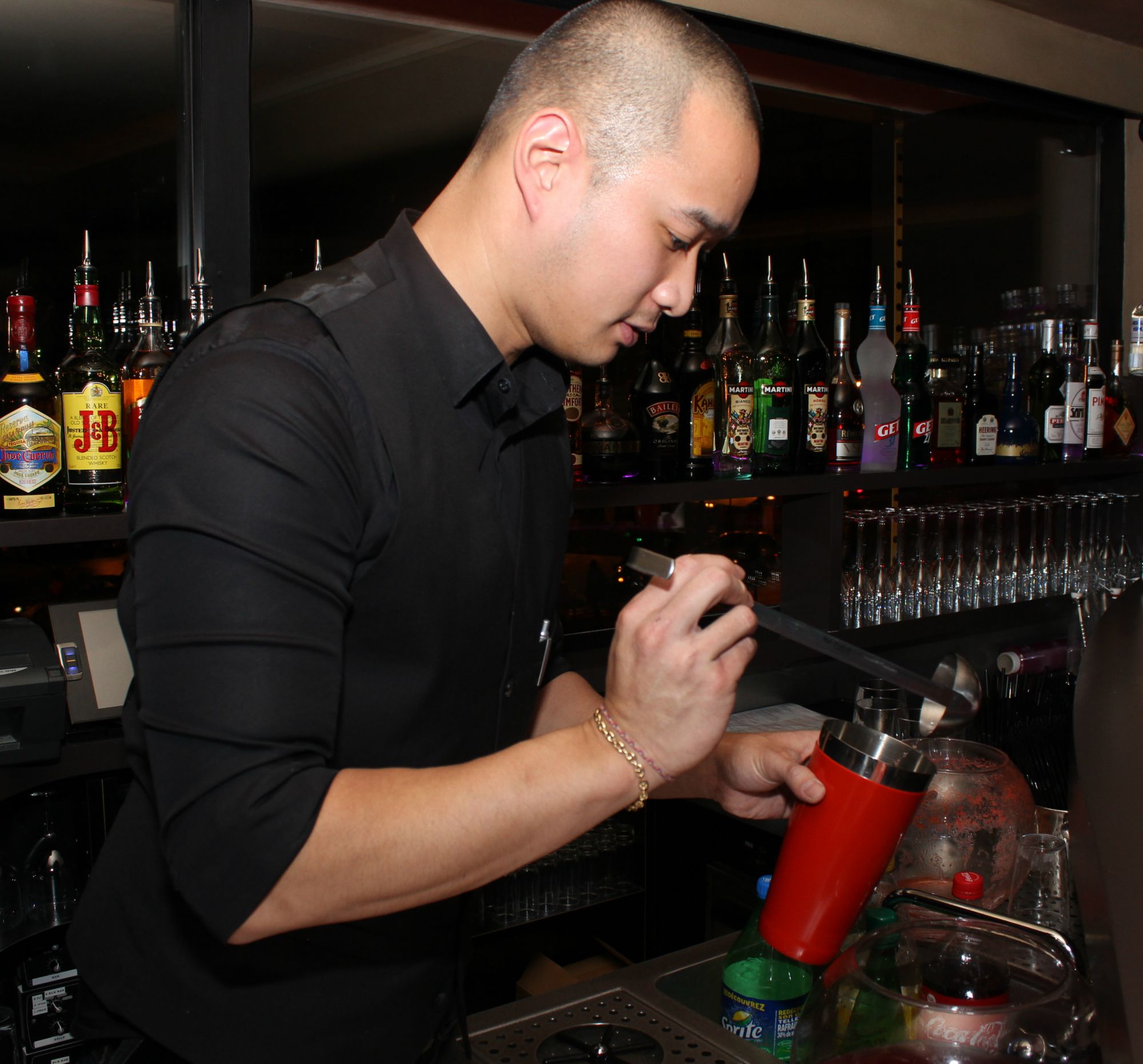 Anthony, chef barman du bar Le Pigalle, en pleine préparation du "Pomme d'Amour"