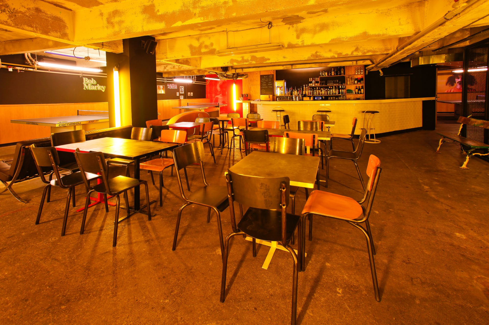 Le bar au sous-sol du Gossima Bar