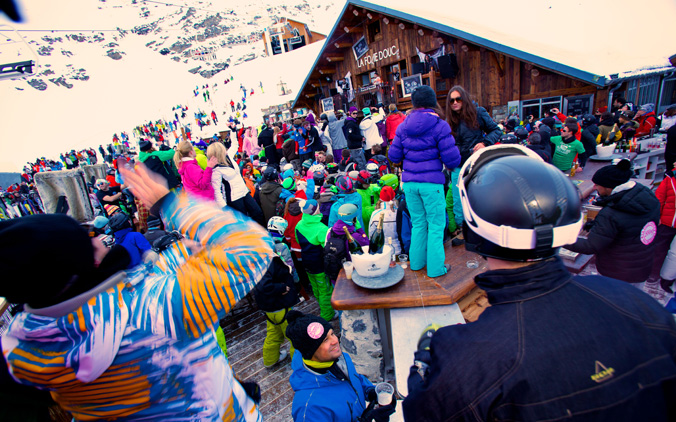 Et oui, la combinaison de ski est de rigueur à La Folie Douce de Val Thorens, soirée ou pas !
La Folie Douce à Val Thorens !