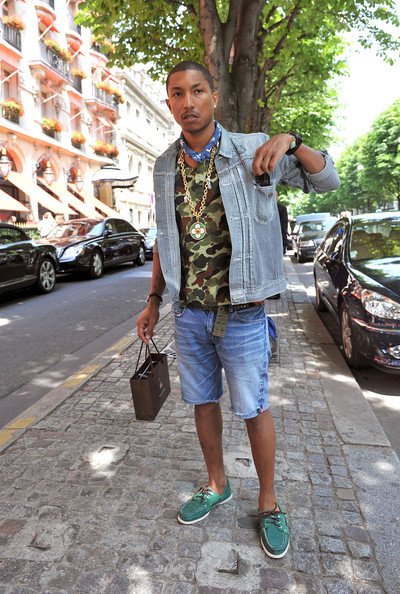 Pharrell Williams, stylé avec sa chemise camouflage
